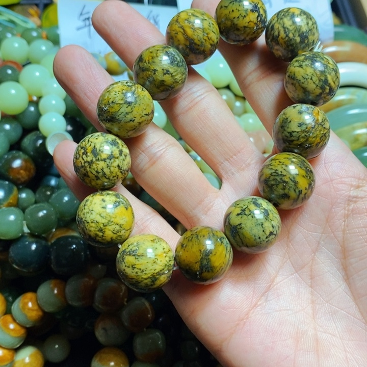 蛇纹石玉颈饰未镶嵌