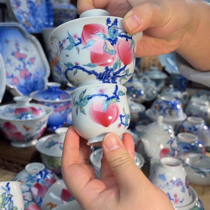 李****青花斗粉彩一桃品茗杯五桃盖碗