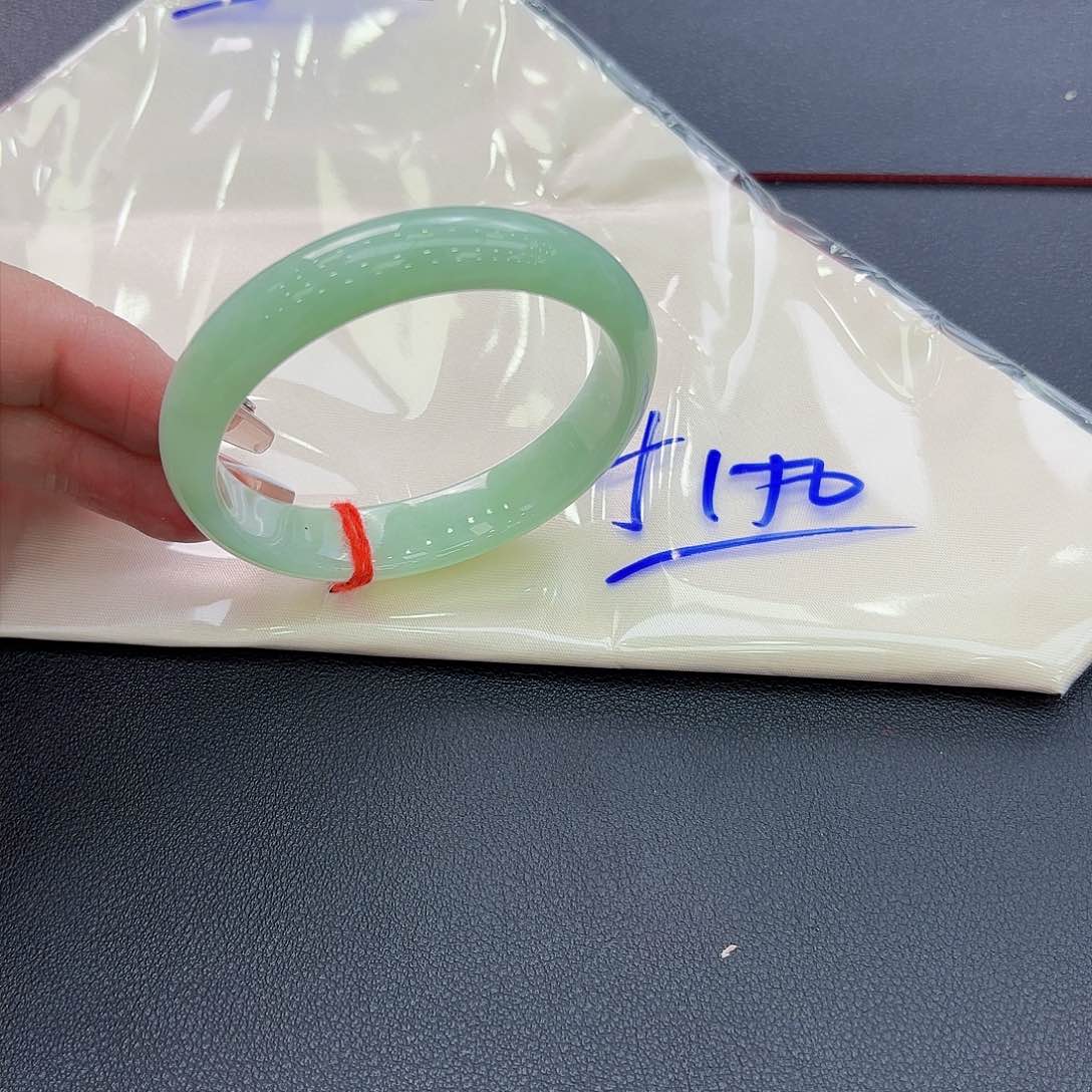 翡翠手镯未镶嵌手镯