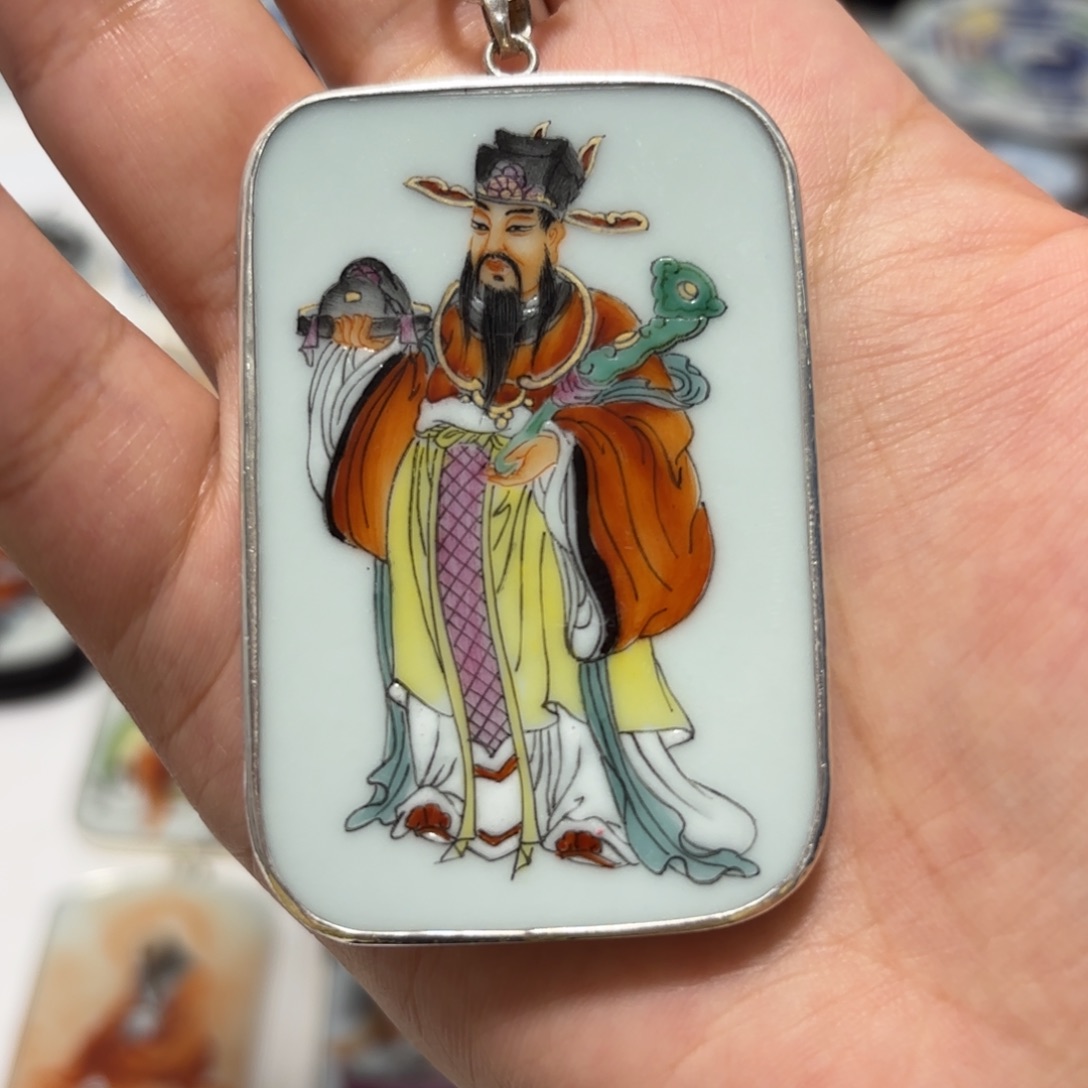 冷***、瓷片精品挂件一个