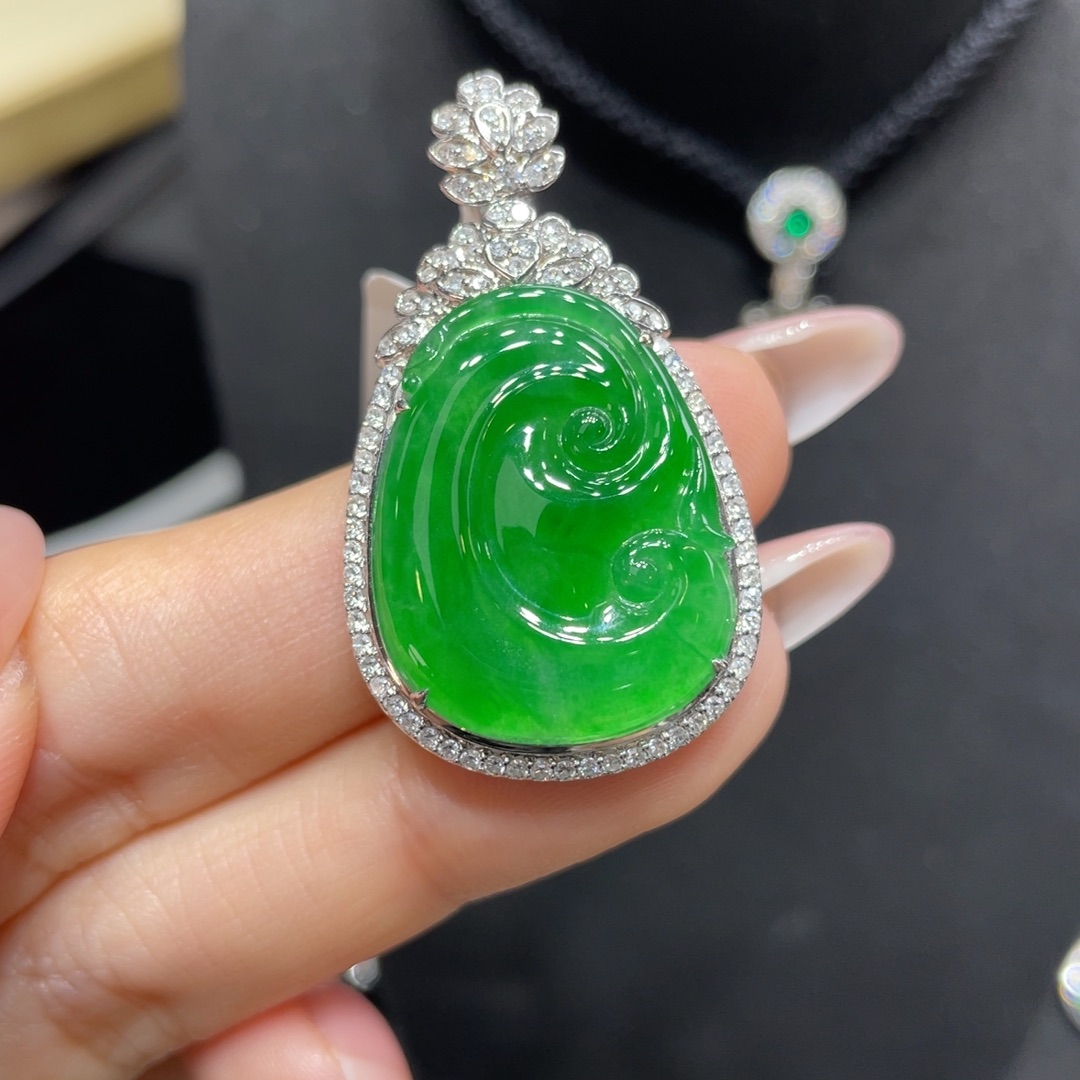 翡翠颈饰18K金镶嵌天然缅甸翡翠a货