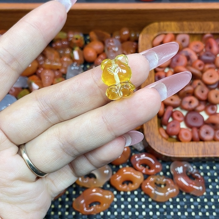 琥珀未镶嵌颈饰小熊
