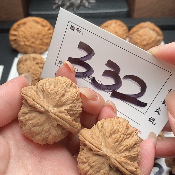 文玩核桃吊坠332号 42尺 白狮子