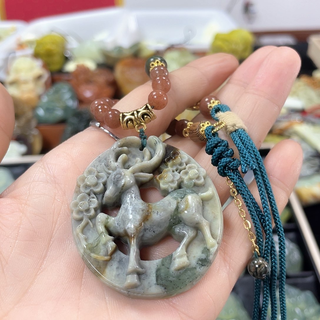 蛇纹石玉颈饰未镶嵌