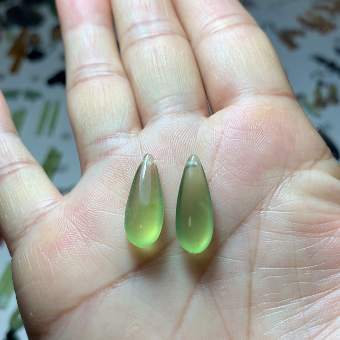 蛇纹石玉耳环未镶嵌