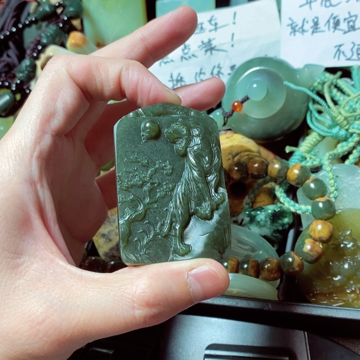 透闪石质玉颈饰未镶嵌