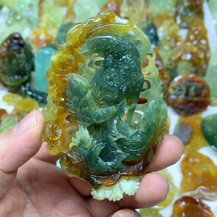 凤戏牡丹 采用花玉精雕而成