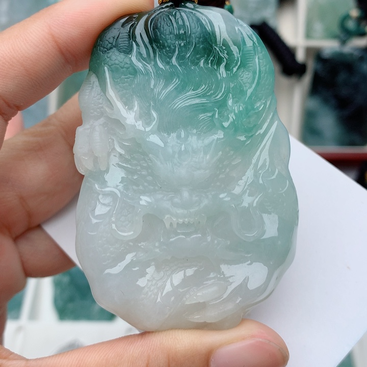 翡翠未镶嵌颈饰龙