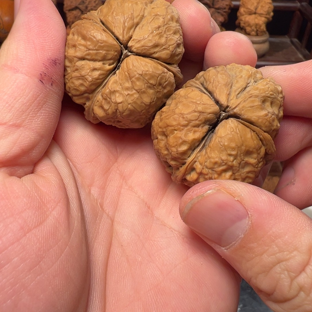 文玩核桃吊坠玉鼎三棱40mm