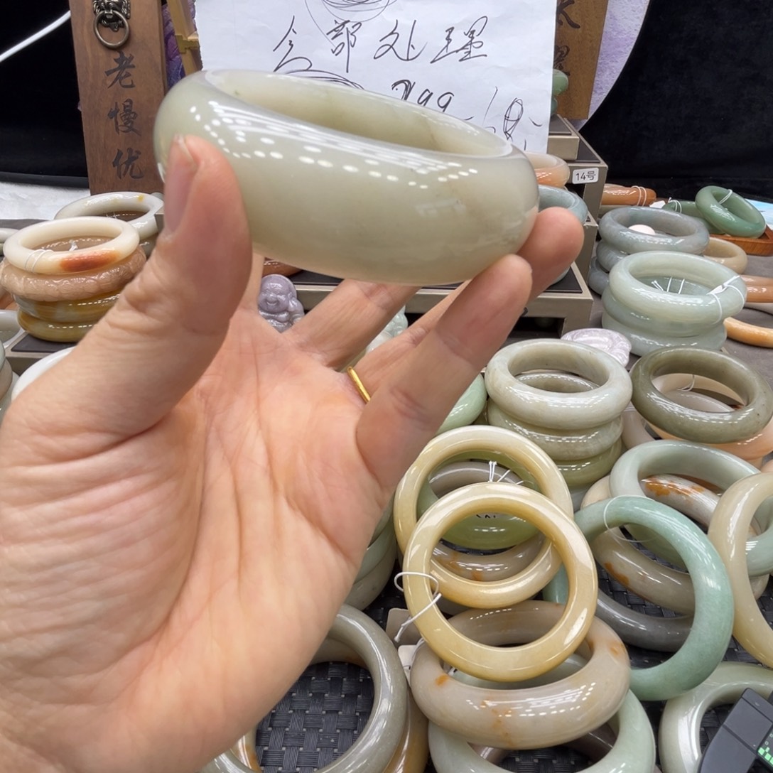 何***动石英质玉未镶嵌手镯