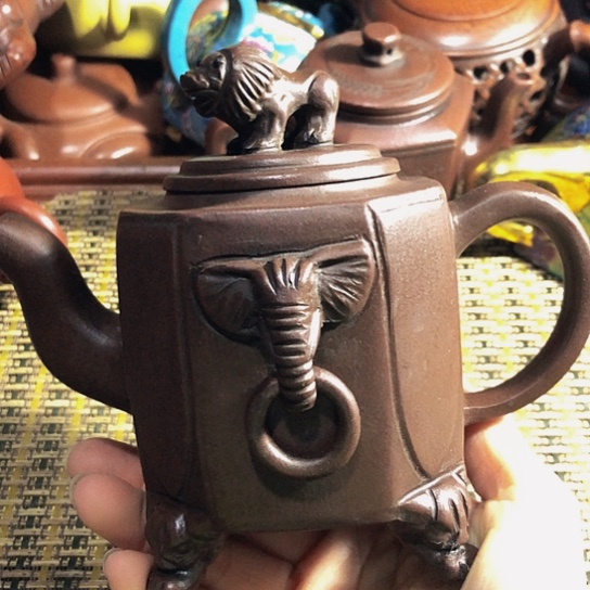 紫砂茶壶原矿泥料手工制作的紫砂壶。