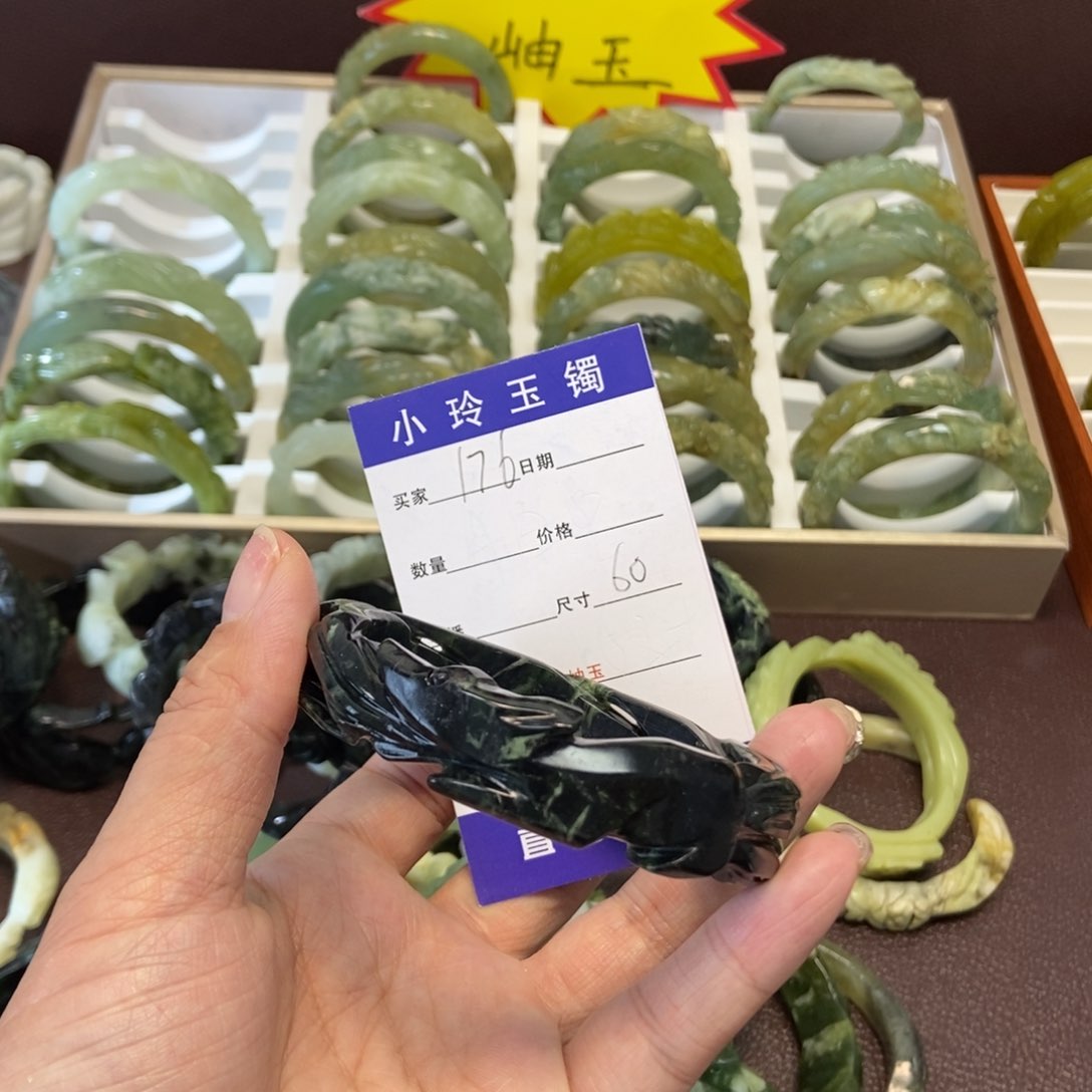 蛇纹石玉手镯未镶嵌
