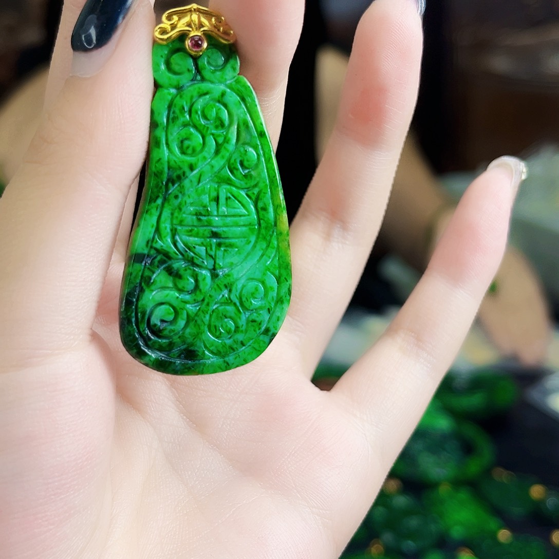 颈饰未镶嵌翡翠多样性