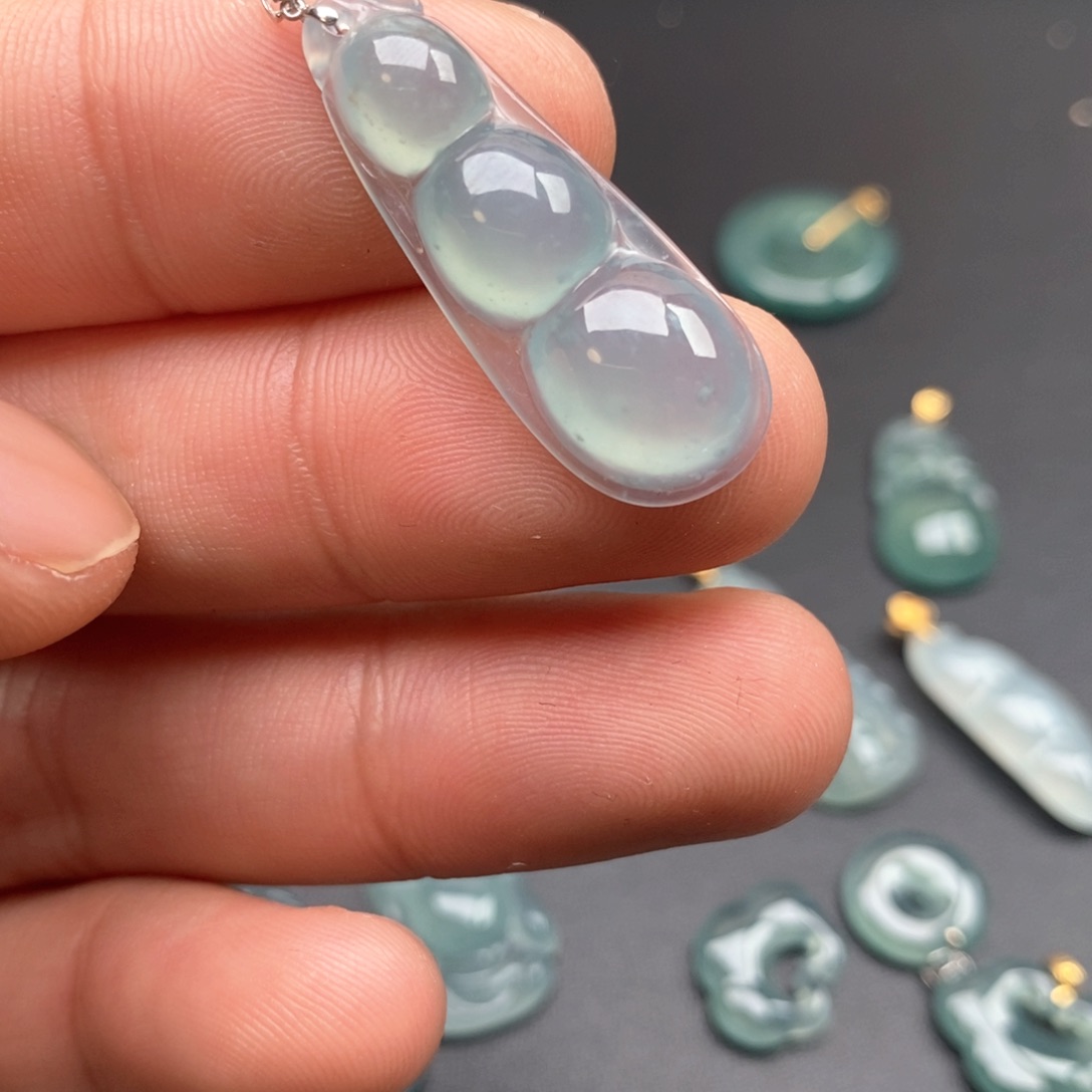 颈饰18K金镶嵌翡翠