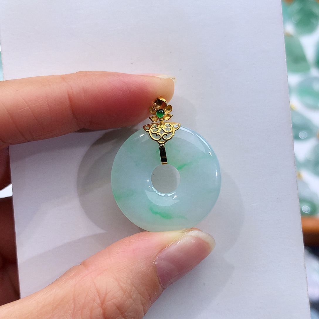 翡翠18K金镶嵌颈饰翡翠吊坠