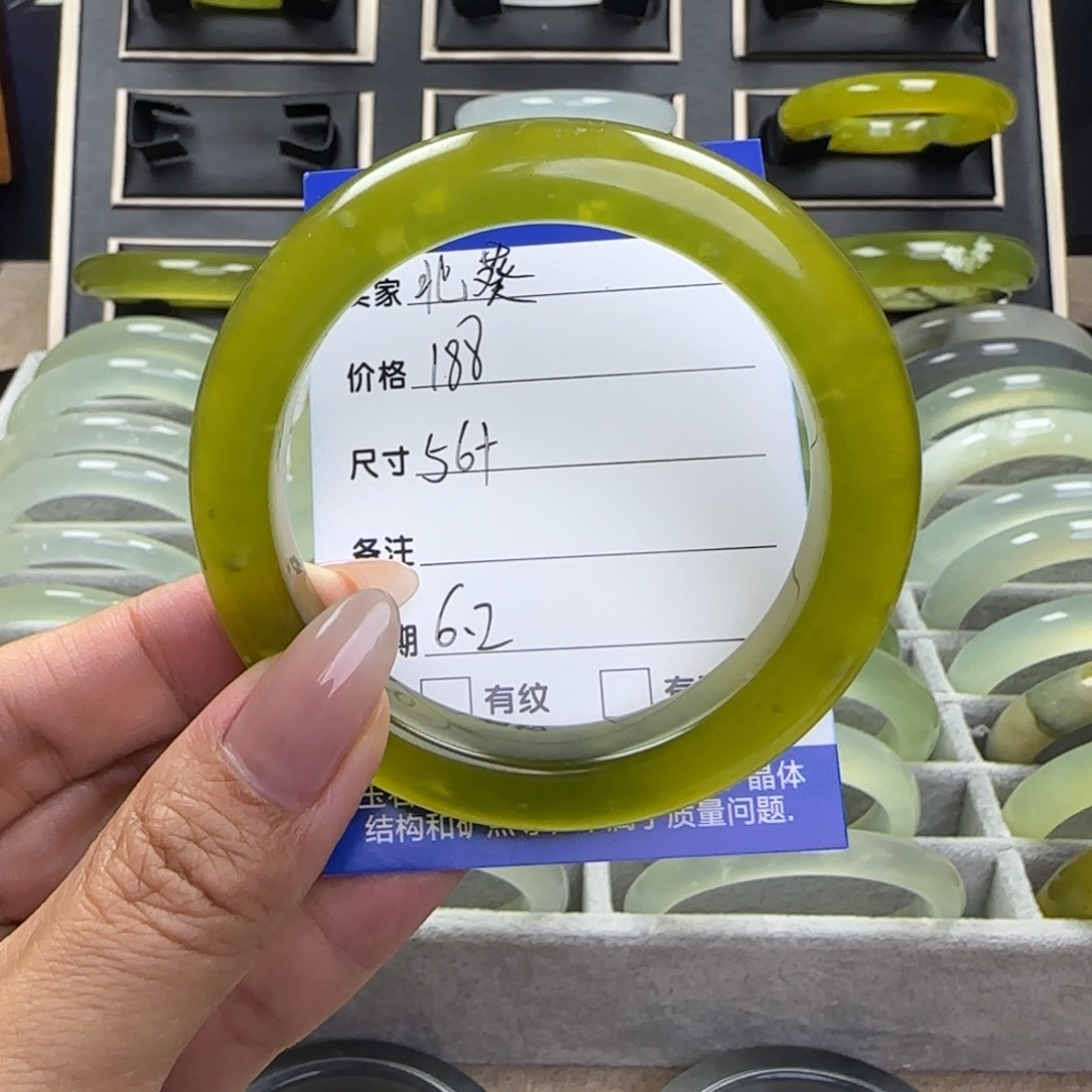北***暖蛇纹石玉未镶嵌手镯