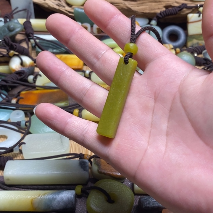 蛇纹石玉未镶嵌挂件