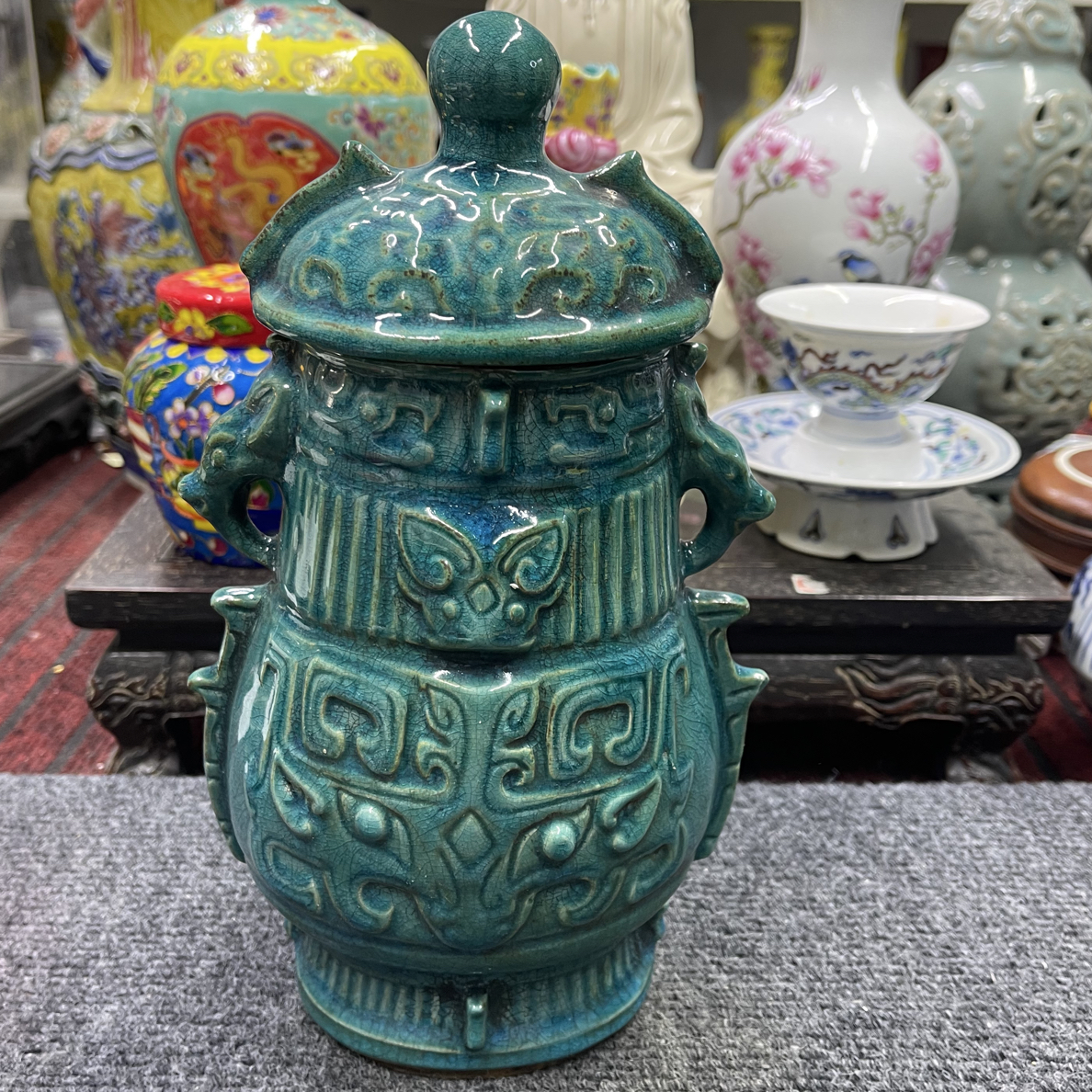 孔雀绿有浮雕双耳赏瓶