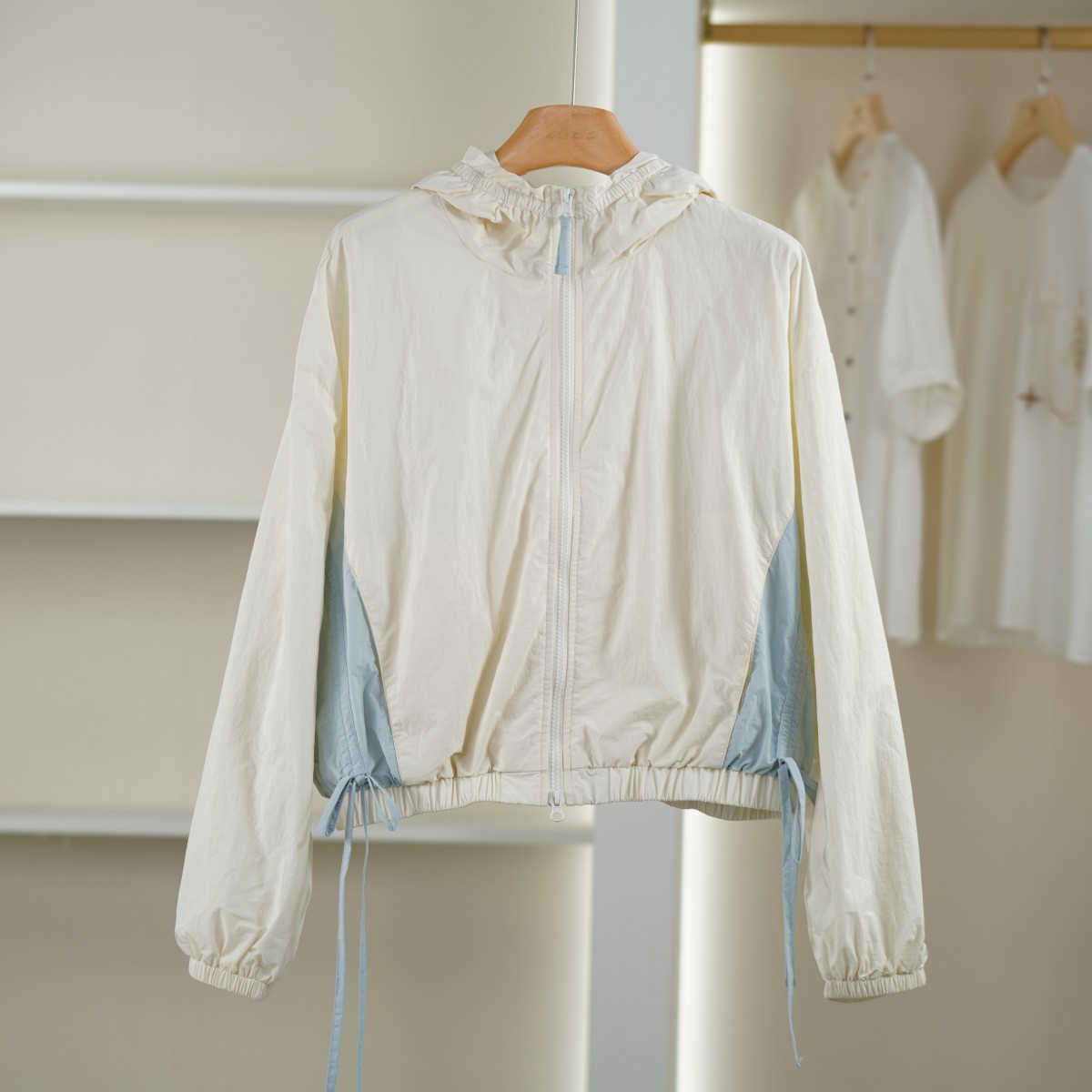 麦迪尚品【文M】51216290 春季简约薄款撞色拼接外套女装