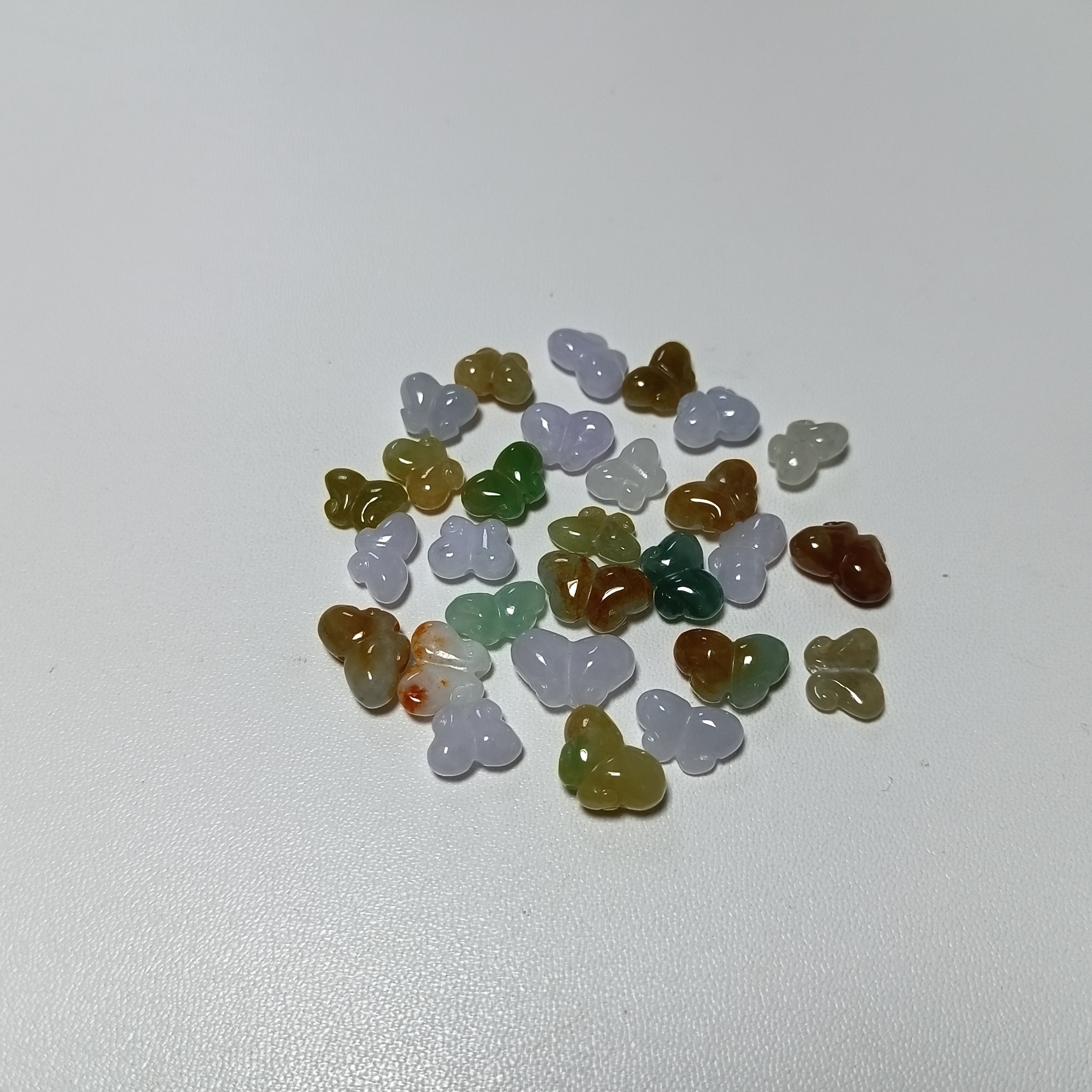 天然翡翠精美彩色通孔蝴蝶一个（约11*7*4）（不接受备注随机发货）