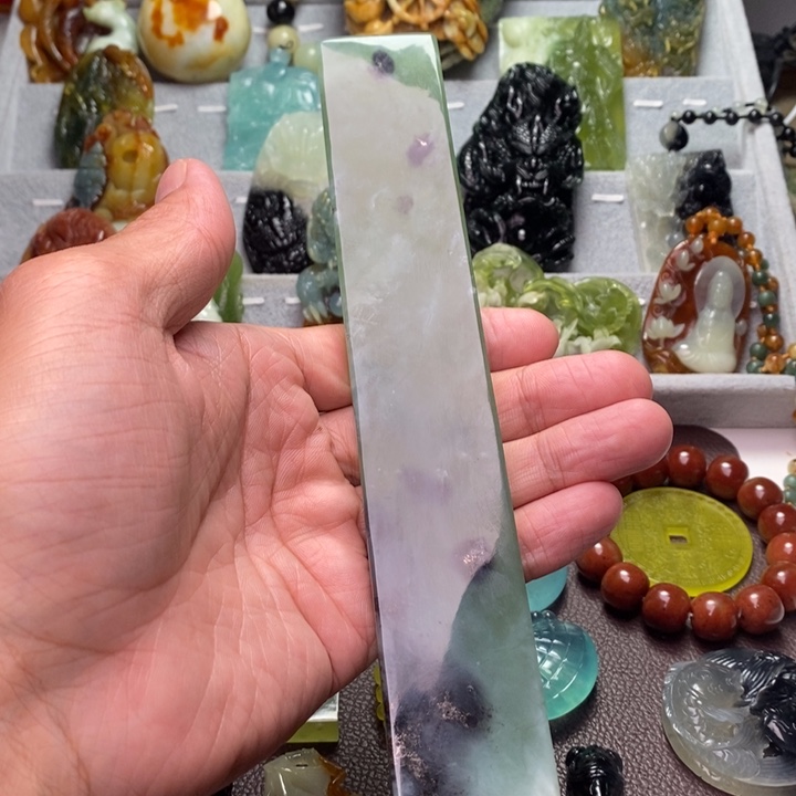 朝***行蛇纹石玉未镶嵌颈饰