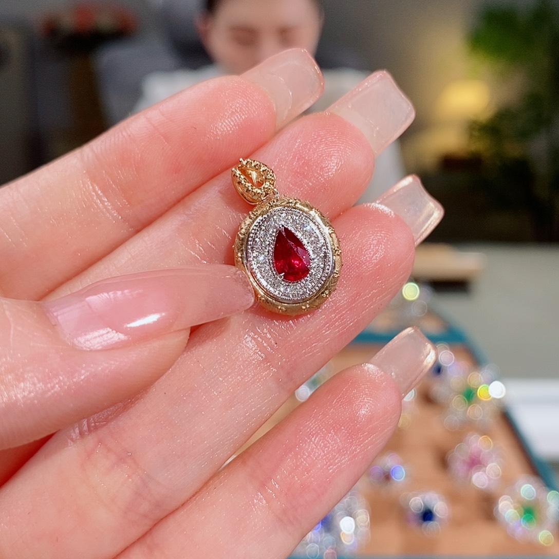 红宝石18K金镶嵌颈饰0.51ct无烧鸽血红