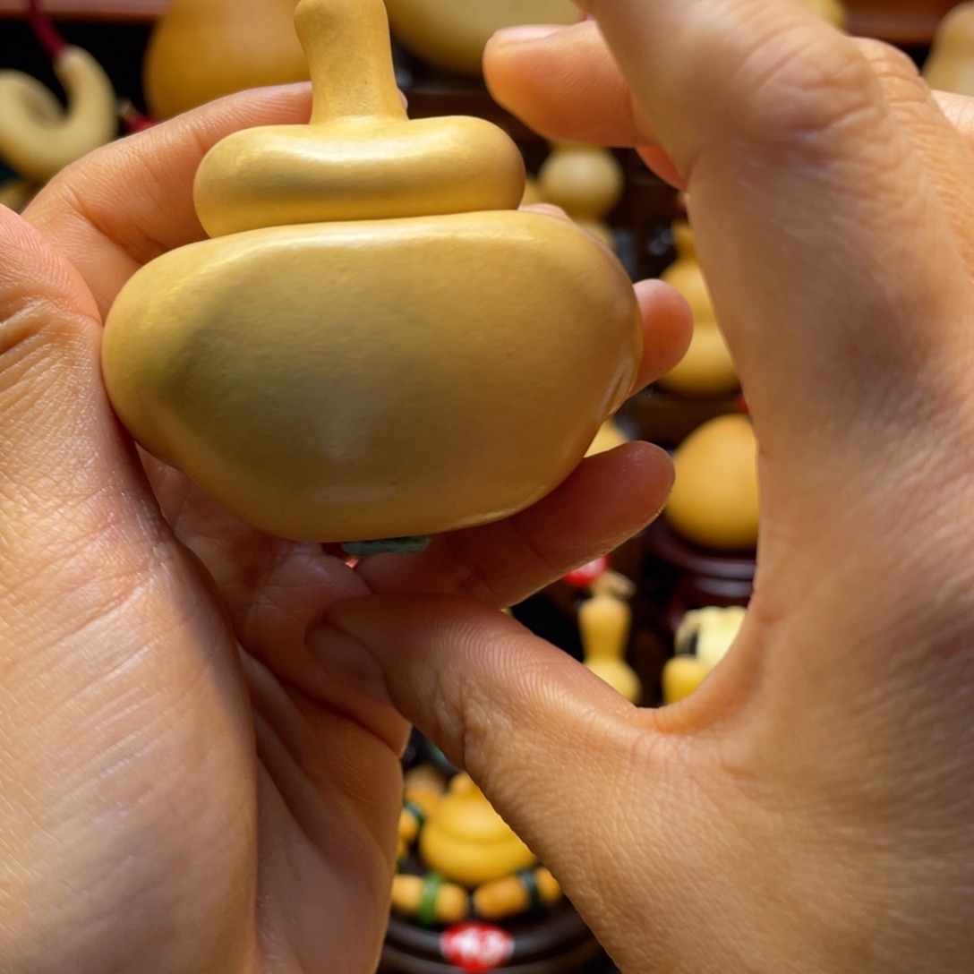 吃*猫葫芦等多种颜色的花灯点缀其间