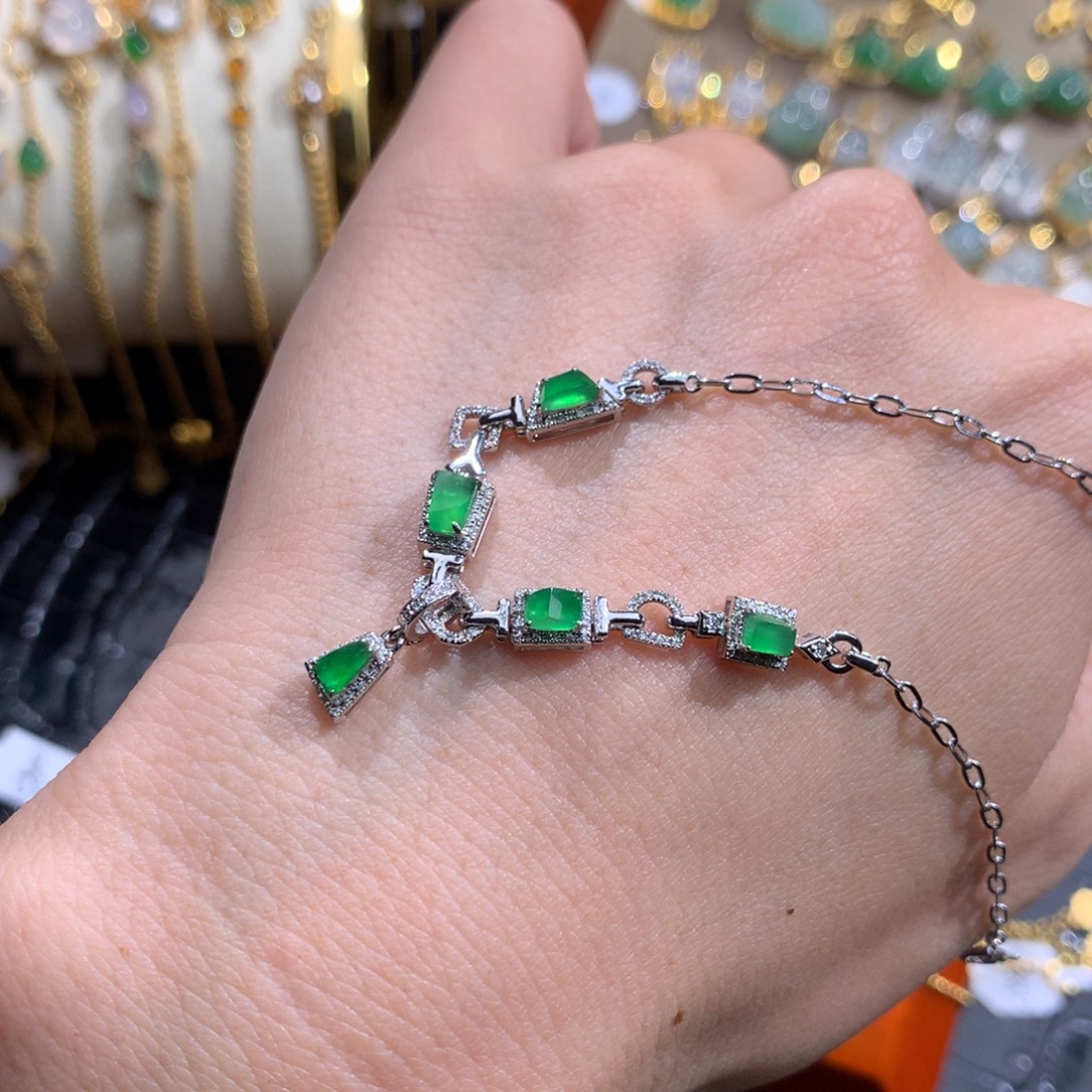 C***L翡翠18K金镶嵌颈饰翡翠