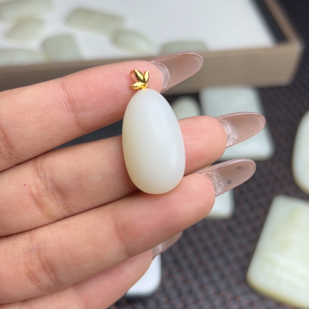 和田玉吊坠18K金镶嵌