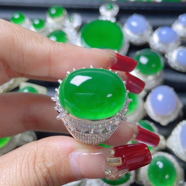 翡翠颈饰未镶嵌88。 