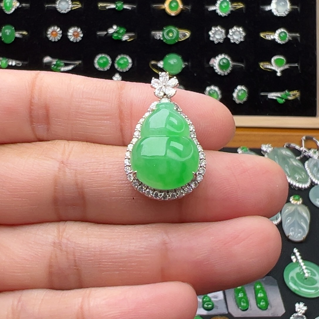 翡翠18K金镶嵌颈饰葫芦