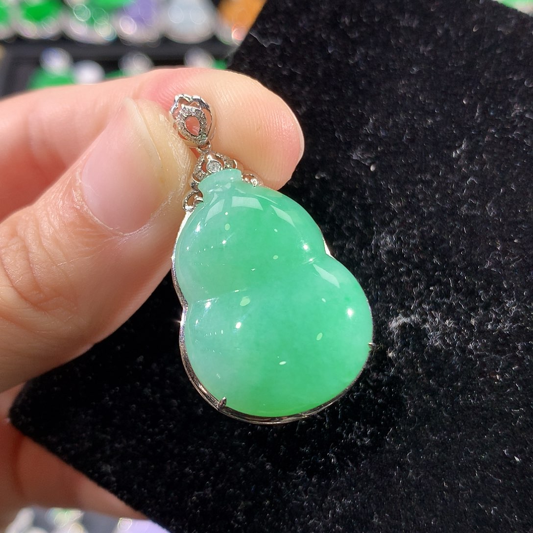 翡翠18K金镶嵌颈饰