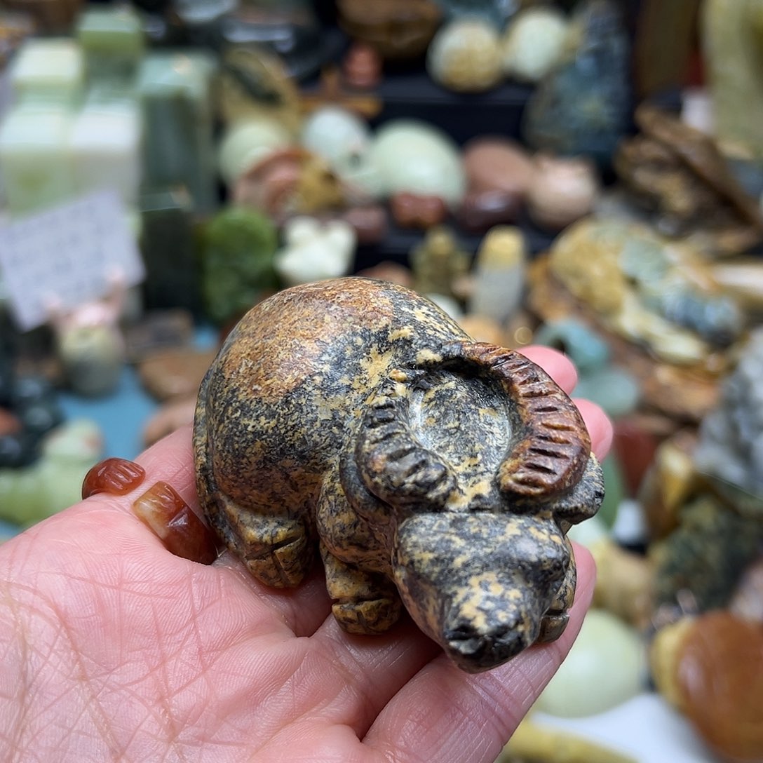 岫岩河磨玉（透闪石质玉）未镶嵌颈饰河磨玉牛