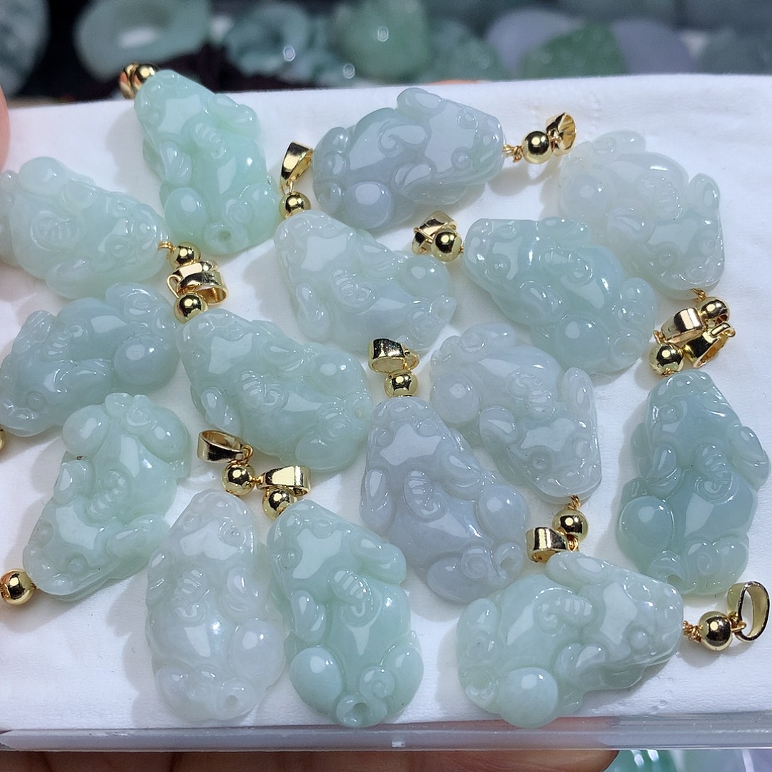 翡翠未镶嵌颈饰多样性发其一对