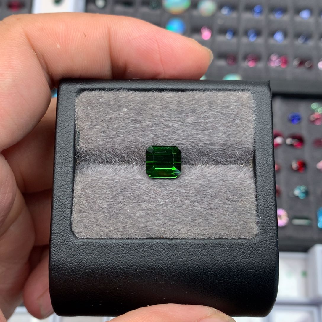碧玺裸石未镶嵌千***姐3.755ct电光绿