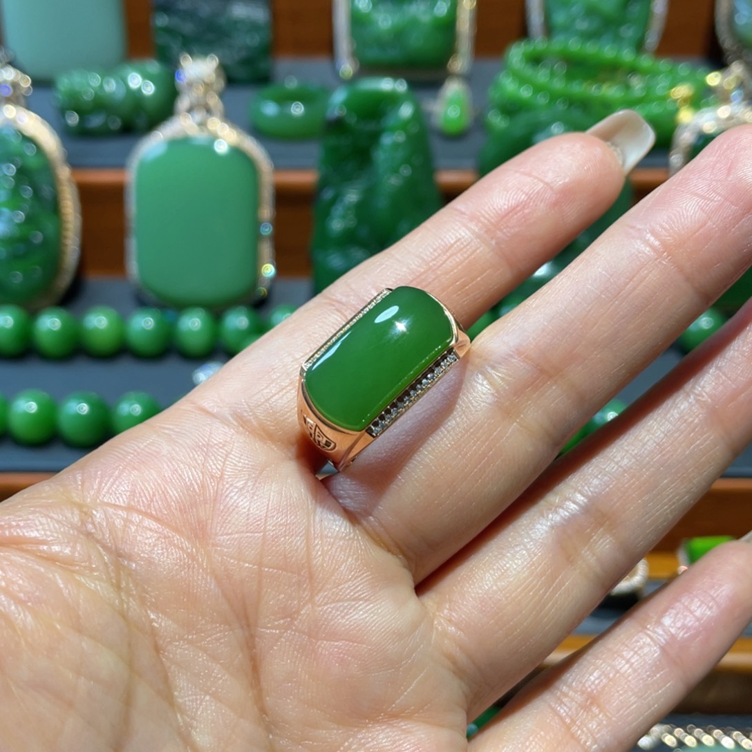 锋***靡和田玉（碧玉）戒指18K金镶嵌