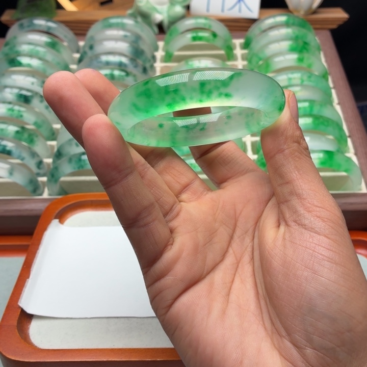 石英质玉未镶嵌手镯