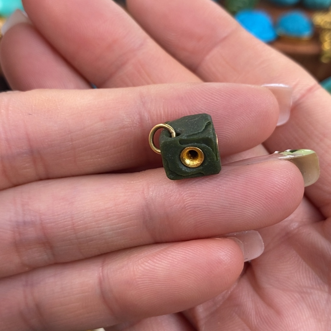 绿松石未镶嵌。拉芳