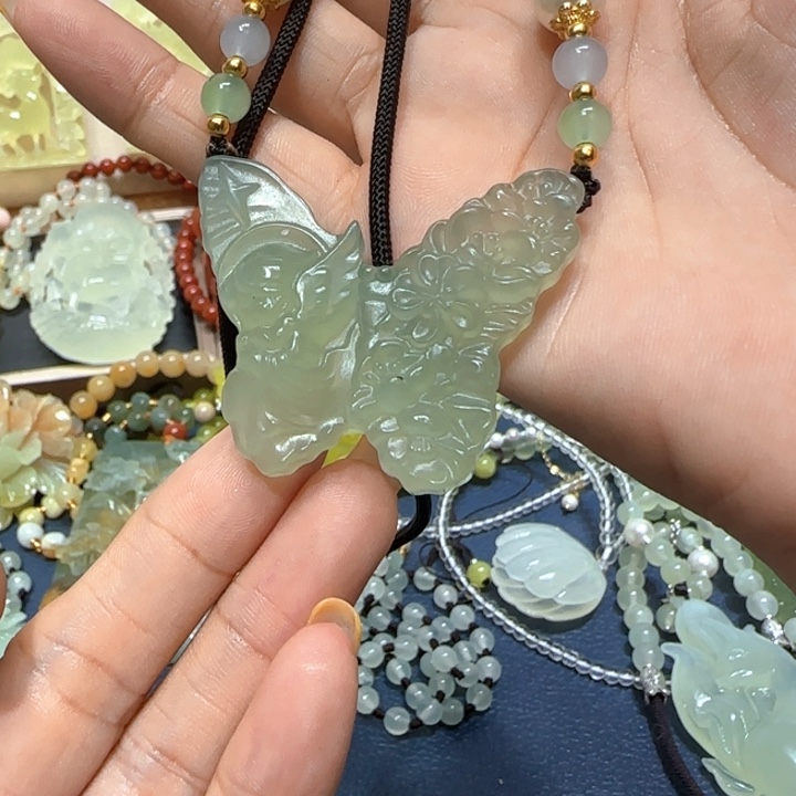 未镶嵌蛇纹石玉吊坠