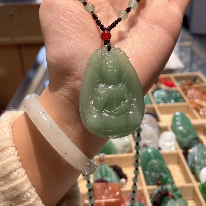石英质玉未镶嵌颈饰