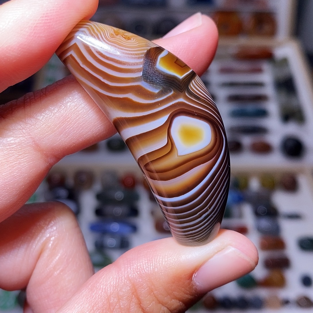 琥珀未镶嵌吊坠…….