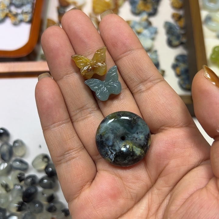 小***只蛇纹石玉未镶嵌颈饰