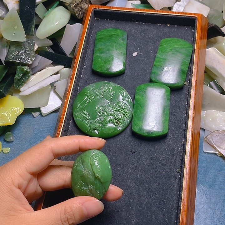 透闪石质玉未镶嵌颈饰梦**你