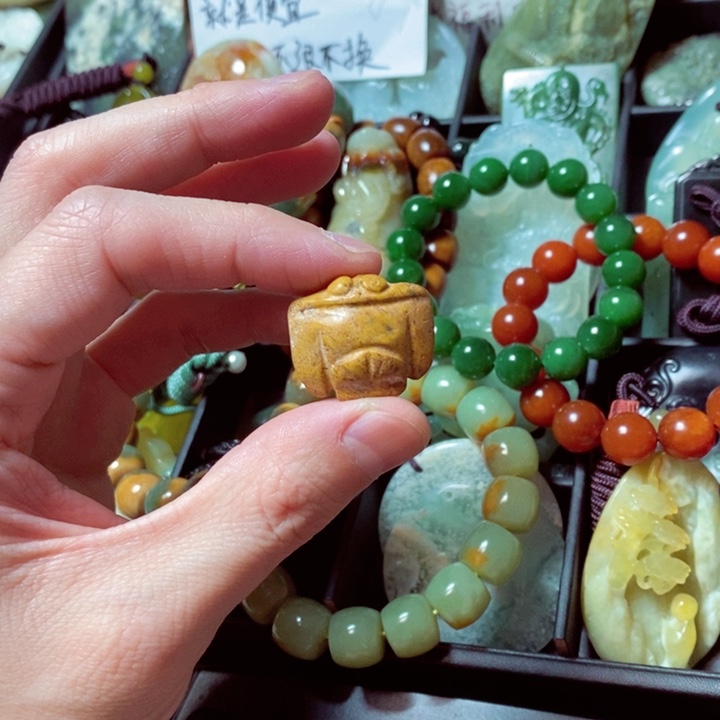 透闪石质玉颈饰未镶嵌