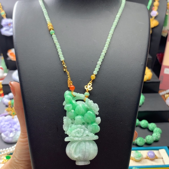 翡翠颈饰未镶嵌翡翠花篮