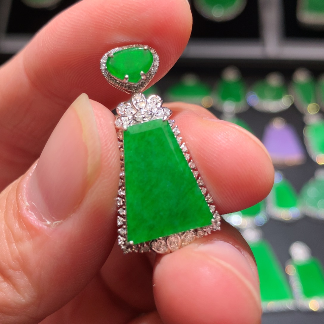 翡翠颈饰18K金镶嵌翡翠