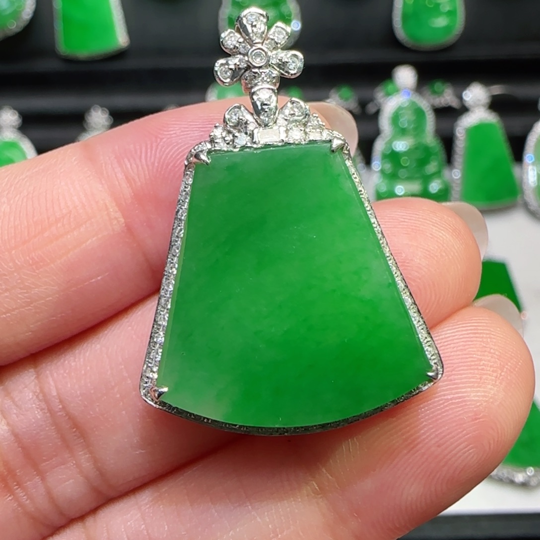 翡翠18K金镶嵌颈饰吊坠