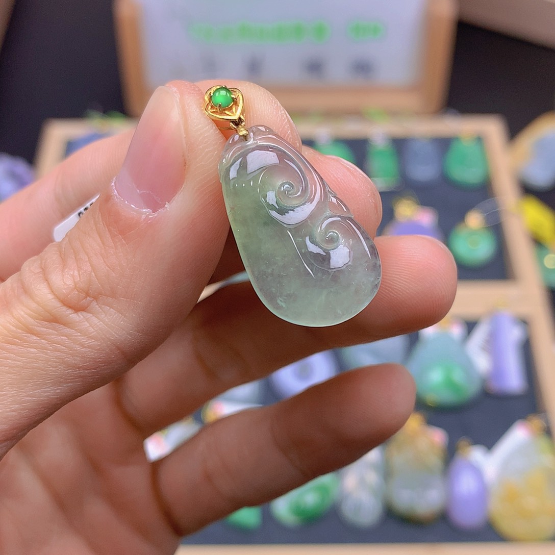 翡翠颈饰18K金镶嵌翡翠