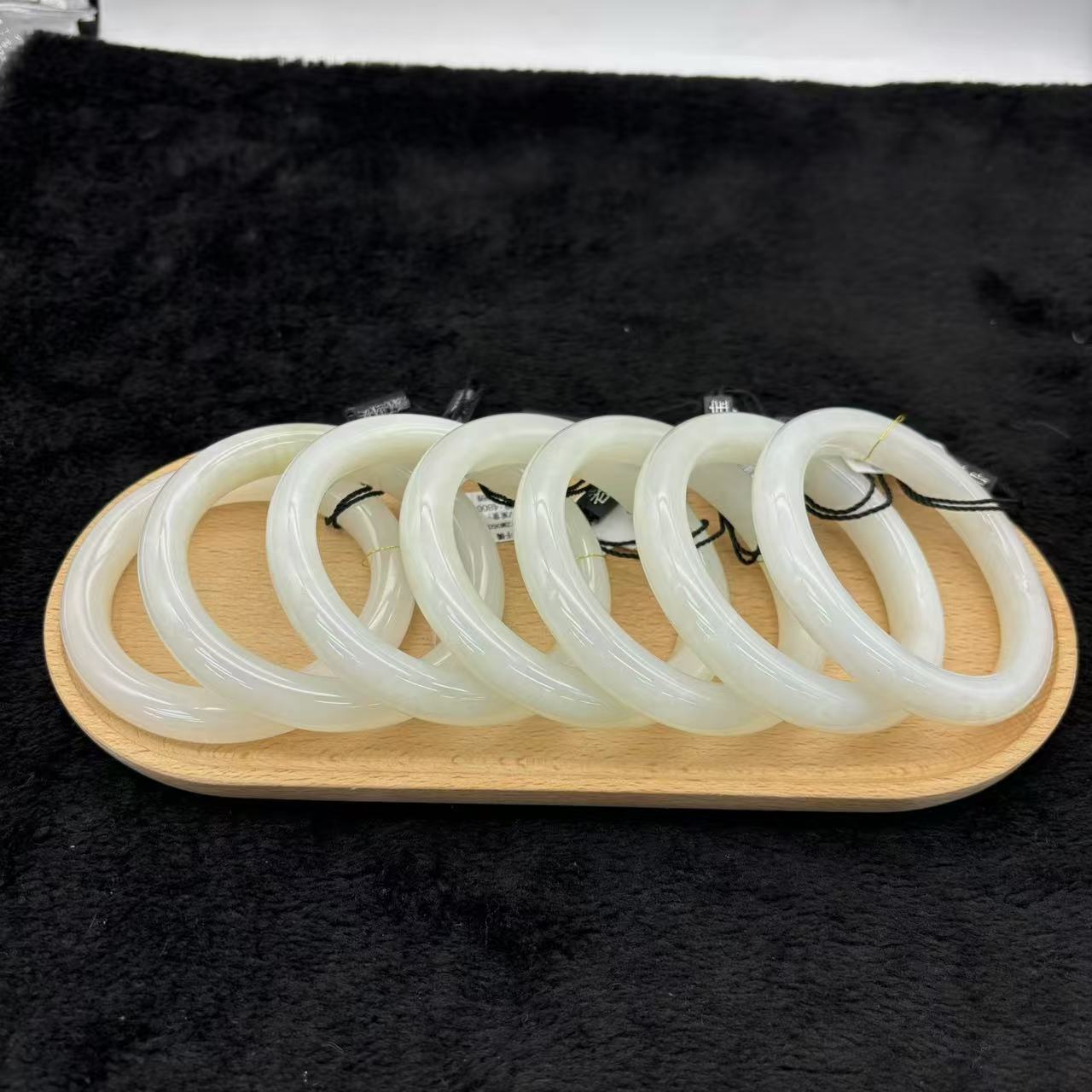 老卢和田玉手镯精美时尚气质有瑕款多样性发货其一66