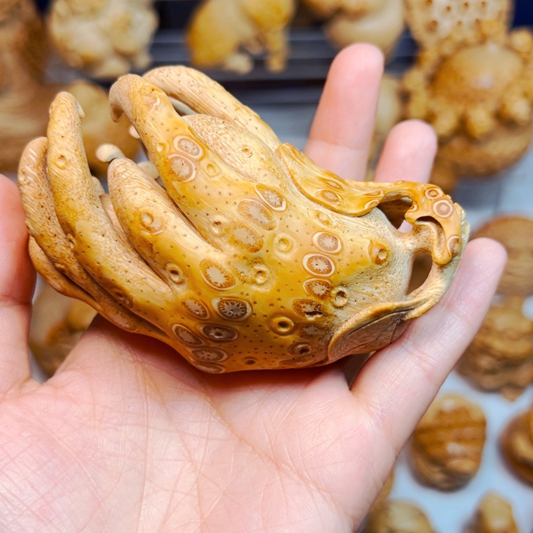 义***和竹根雕竹雕佛手。        